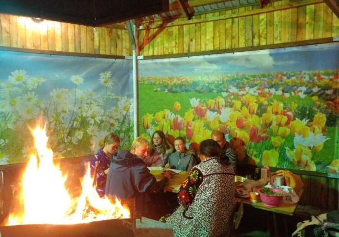 Внутри беседки